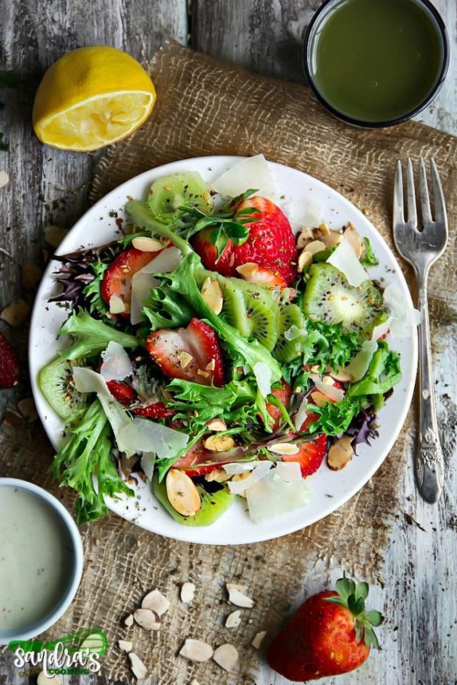 SALADE VERTE MIXTE DE FRAISES ET DE KIWIS