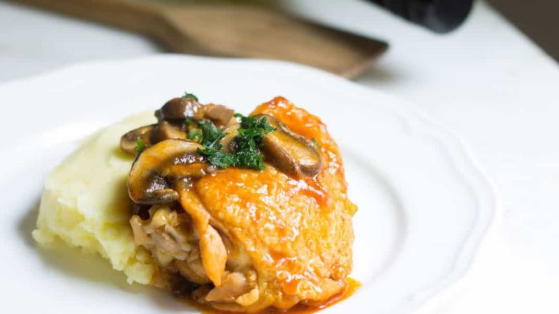 Chasseur de poulet crémeux avec de la chapelure croustillante