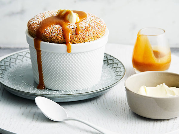 Soufflés aux pommes avec sauce au caramel salé