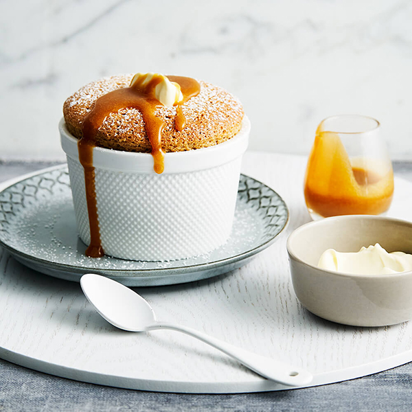 Soufflés aux pommes avec sauce au caramel salé
