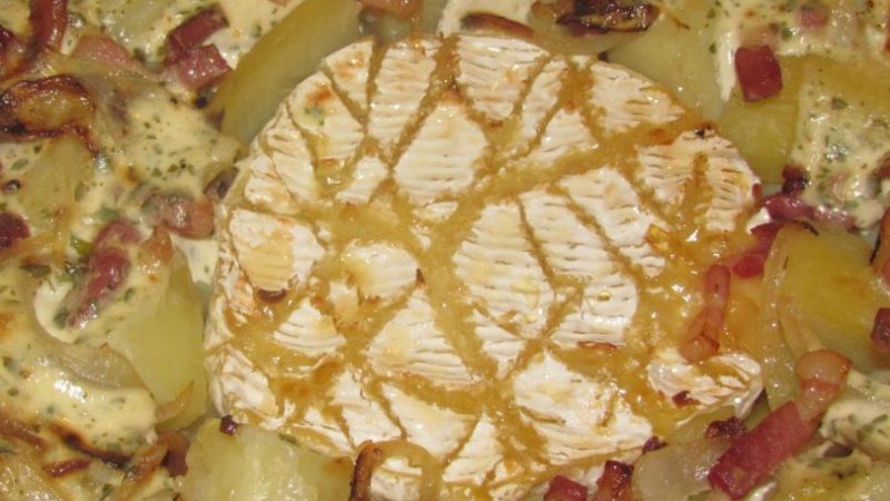Camembert cuit au four avec du miel, du granola et des biscuits de seigle