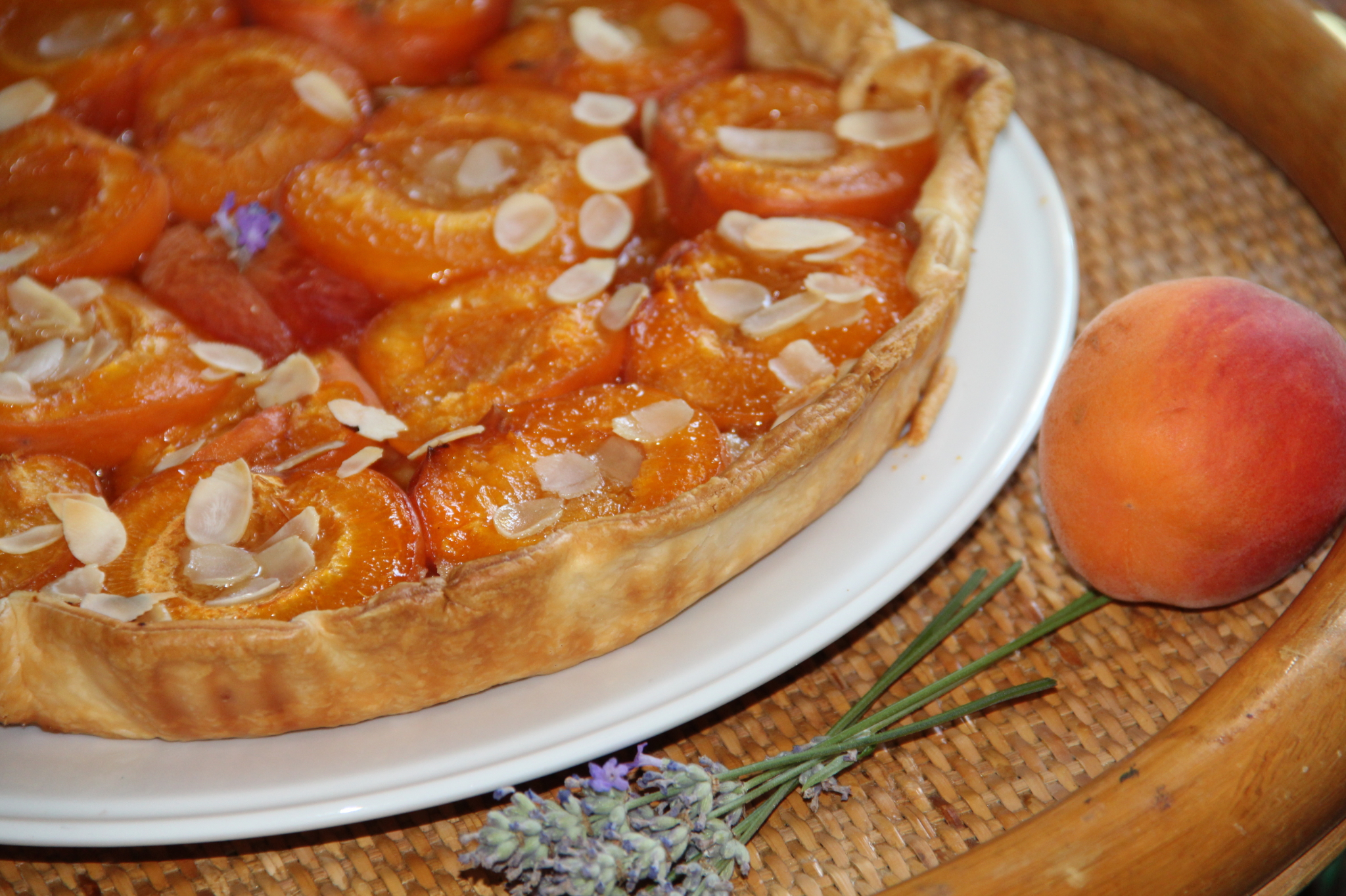 Tarte tatin aux abricots, amandes et thym