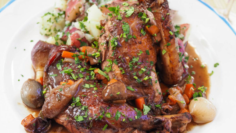 Préparation du coq au vin parfait