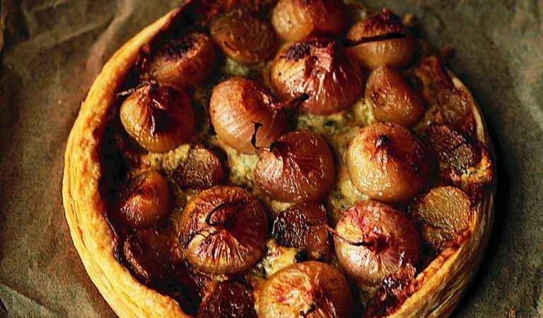 Tarte tatin aux pommes, échalotes, lardons et fromage de chèvre