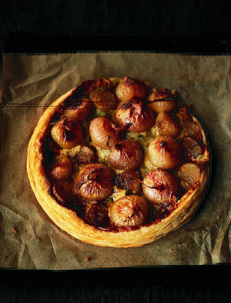 Tarte tatin aux pommes, échalotes, lardons et fromage de chèvre