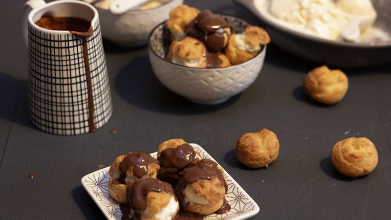 Profiteroles congelées avec de la glace napolitaine