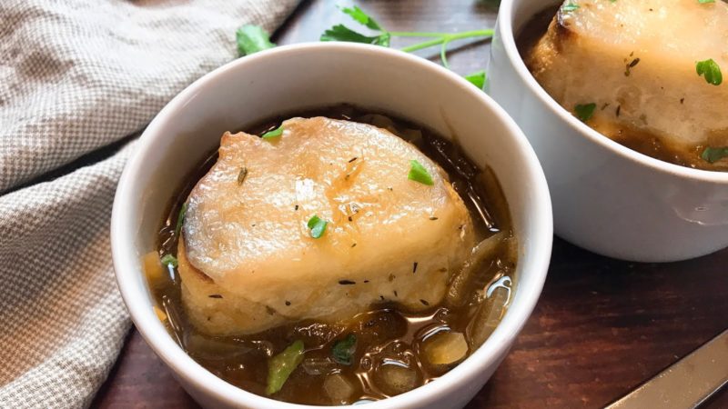 Soupe à l’oignon rouge avec du levain au fromage fondu
