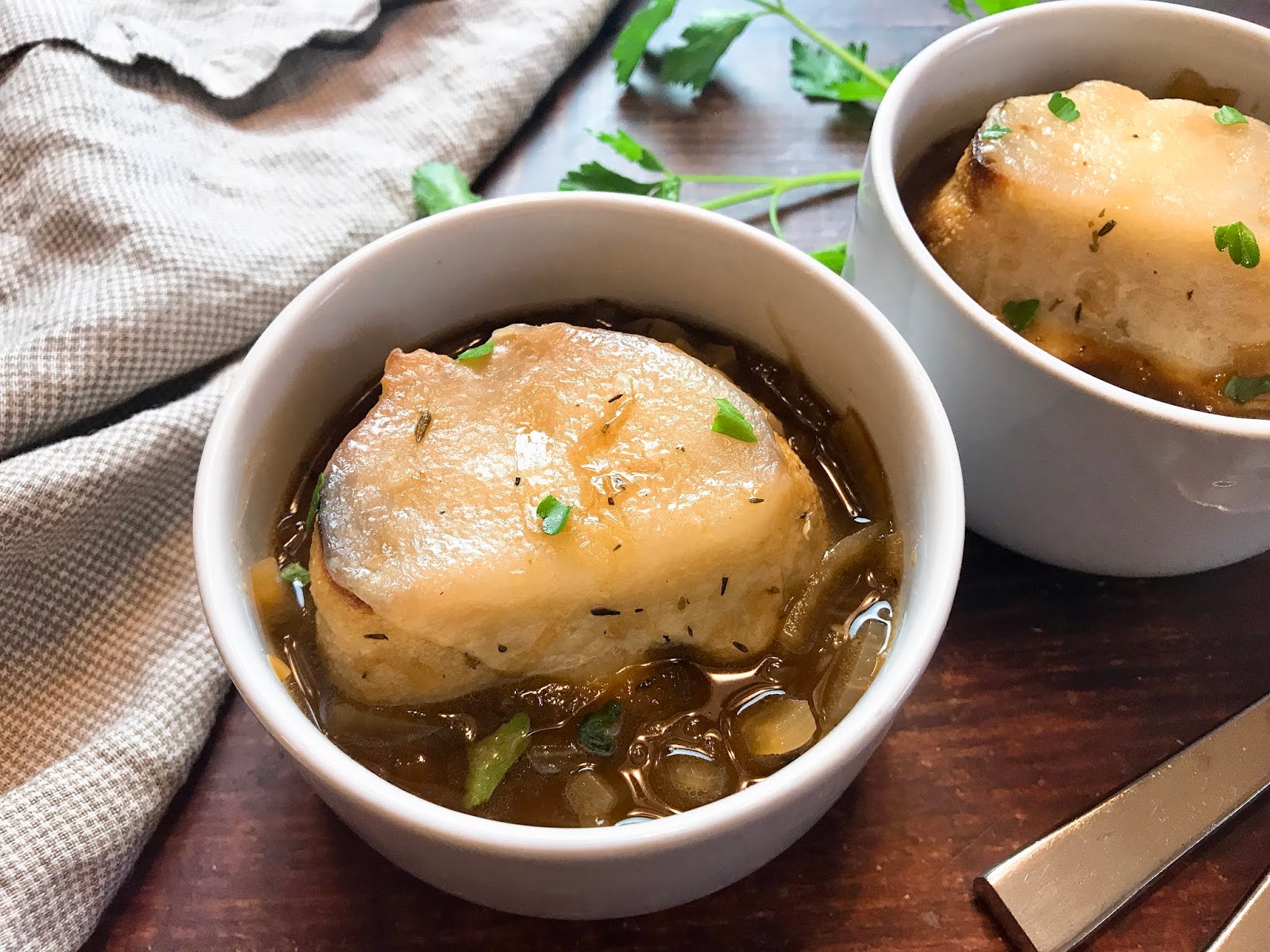 Soupe à l’oignon rouge avec du levain au fromage fondu